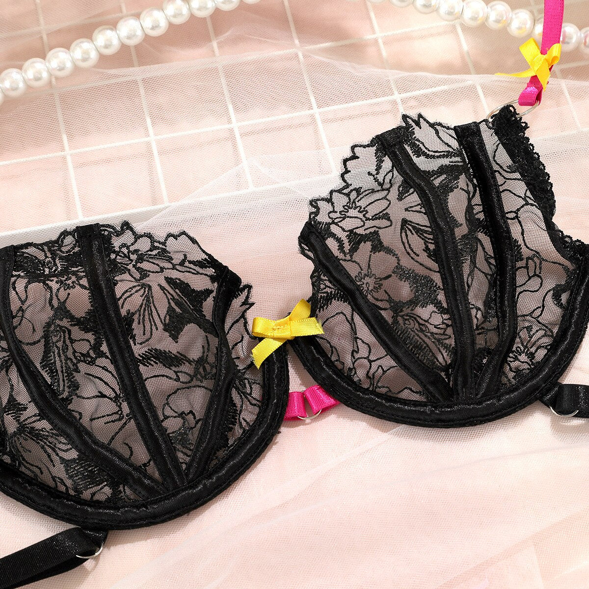 4-teiliges Spitzen-Dessous-Set mit Choker und kontrastfarbener Schleife Velure Intimates