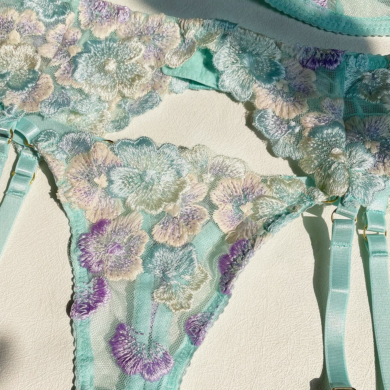 Ensemble de lingerie brodé floral pour femme – Culotte élégante en 2 couleurs avec ensemble jarretelles séduisant