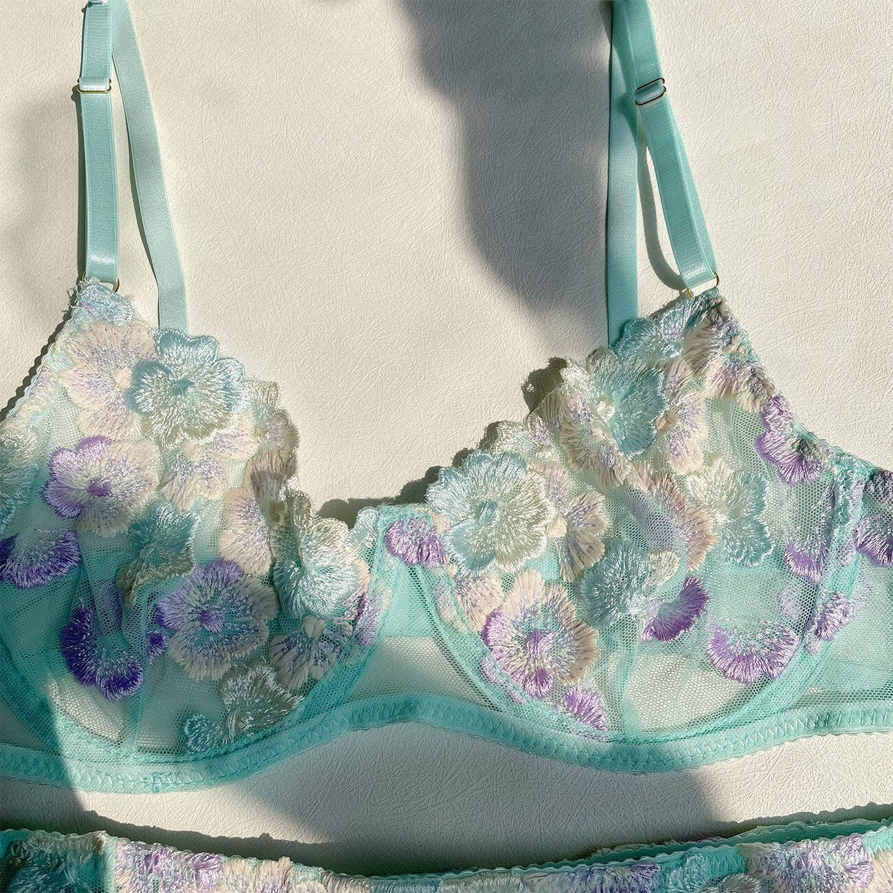 Ensemble de lingerie brodé floral pour femme – Culotte élégante en 2 couleurs avec ensemble jarretelles séduisant