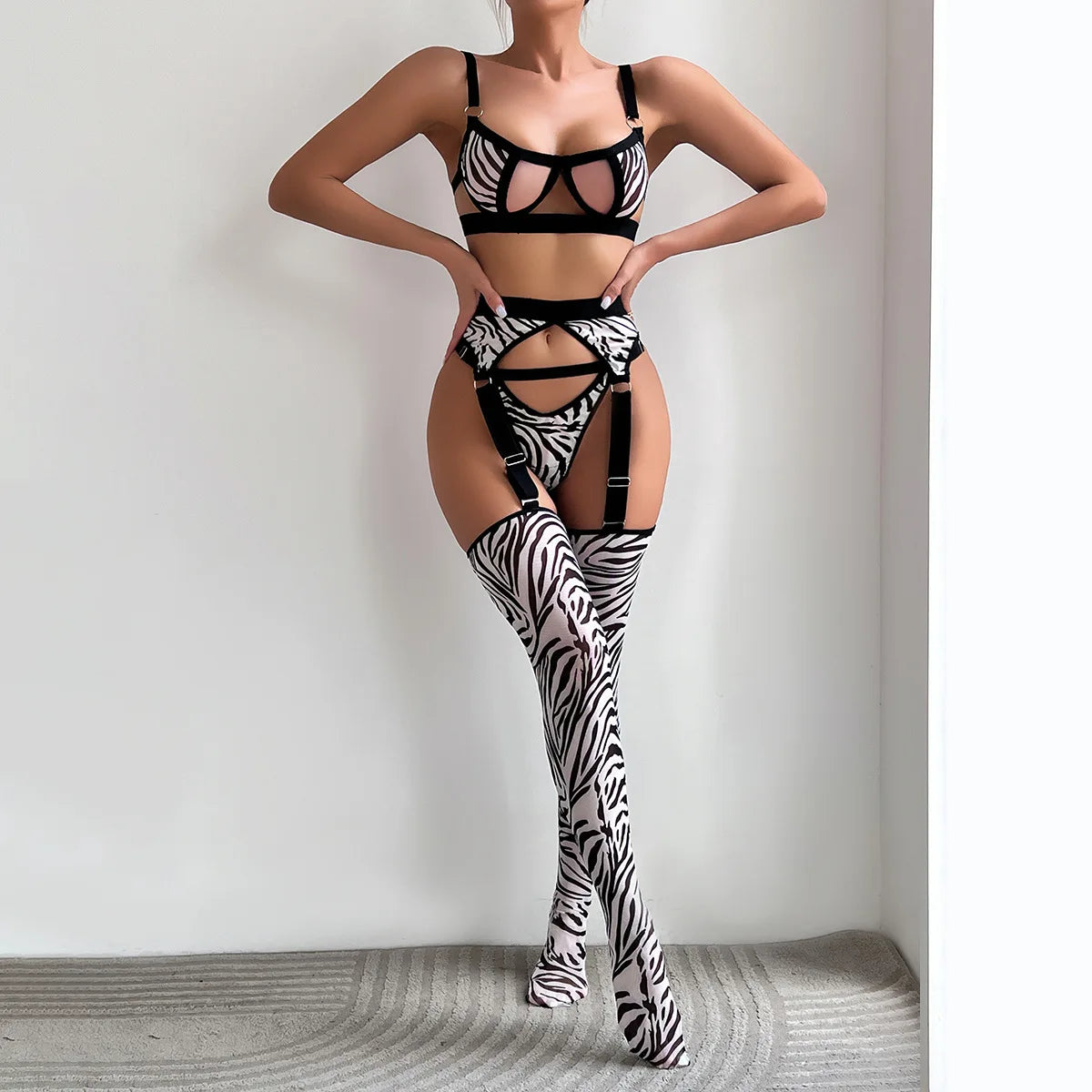 Zebra-Print Ausgeschnittenes Lingerie-Set mit Strümpfen für Damen, 4-teiliges Sexy BH + String Unterwäsche-Set, Sinnliche Erotische Dessous