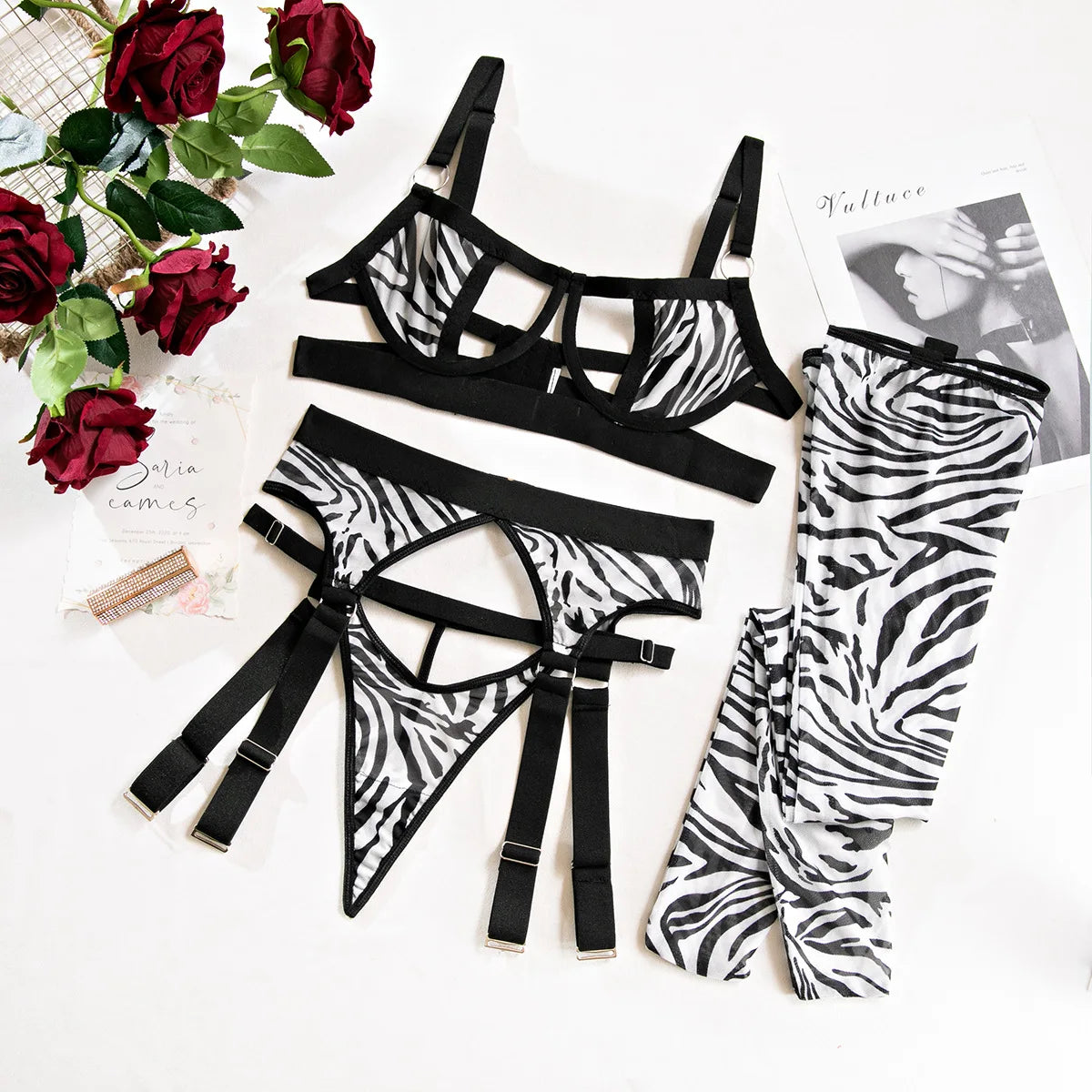 Zebra-Print Ausgeschnittenes Lingerie-Set mit Strümpfen für Damen, 4-teiliges Sexy BH + String Unterwäsche-Set, Sinnliche Erotische Dessous