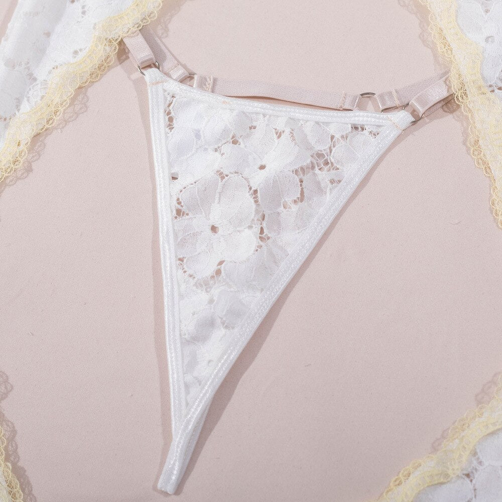 Ensemble de lingerie en dentelle transparente – Ensemble 3 pièces avec short porte-jarretelles ouvert en blanc