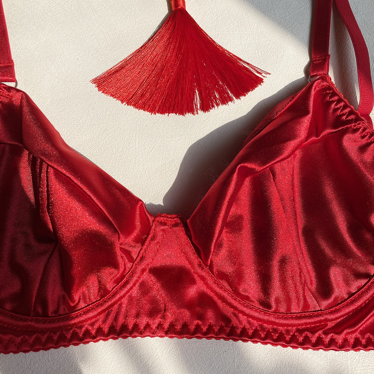 Ensemble de lingerie sexy avec pompon ras du cou pour femme : ensemble de sous-vêtements 5 pièces avec culotte club et porte-jarretelles.