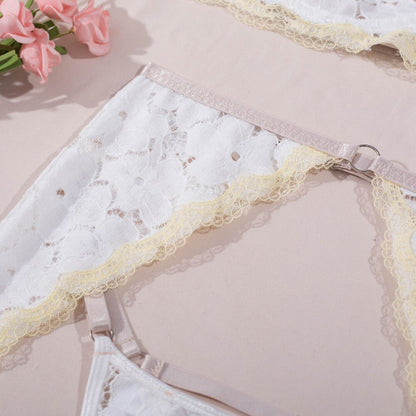 Ensemble de lingerie en dentelle transparente – Ensemble 3 pièces avec short porte-jarretelles ouvert en blanc