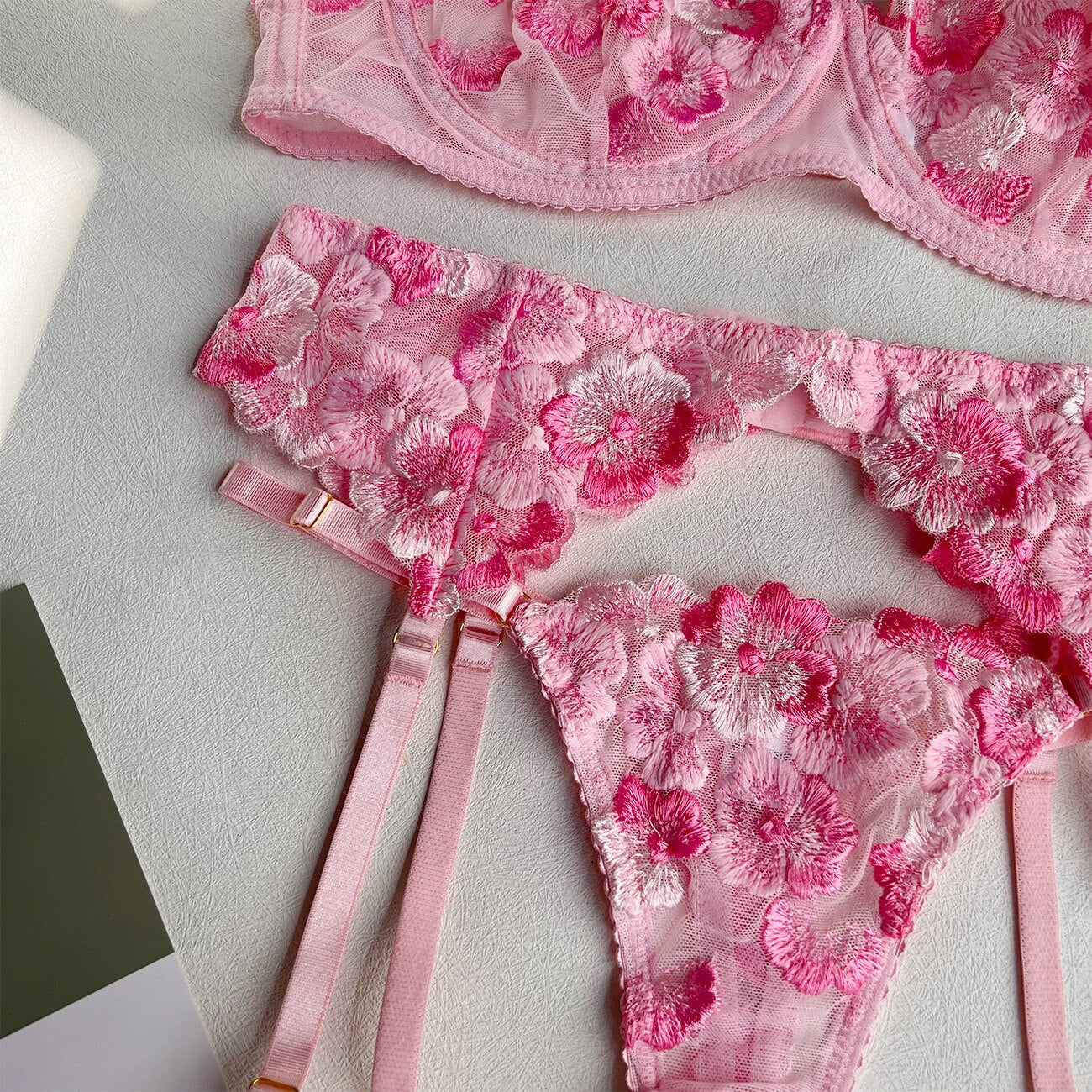 Florales Stickerei-Dessous-Set für Damen – Edles Höschen in 2 Farben mit Verführerischem Strumpfband-Set