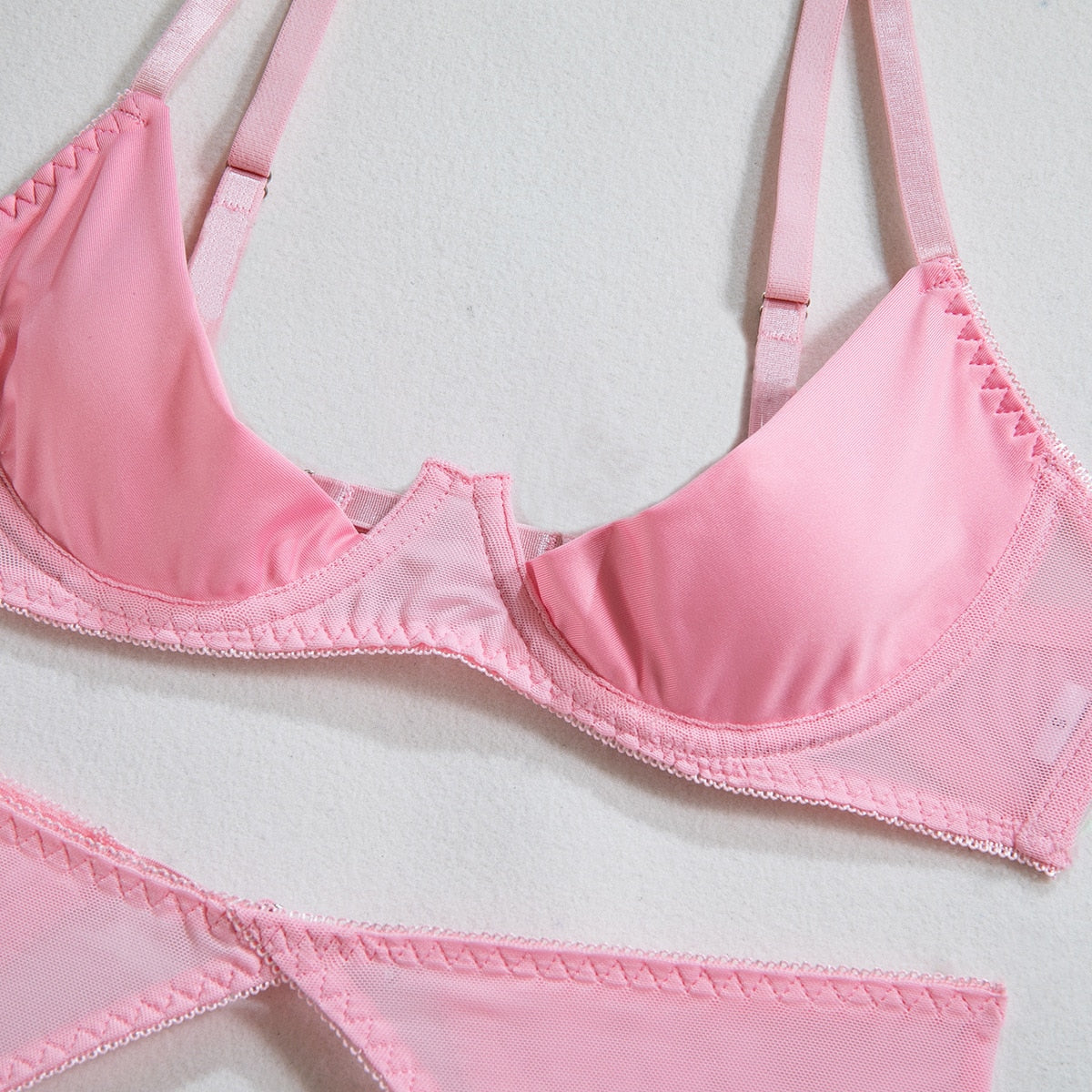 Einheitliches Dessous-Set mit Aussparungen - Flirtendes Rückenfreies Höschen in Rosa mit Verführerischem Strumpfband-Set